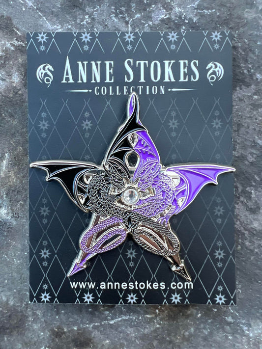 Pentagram Dragon af Anne Stokes, Enamel Pin (sort og lilla)