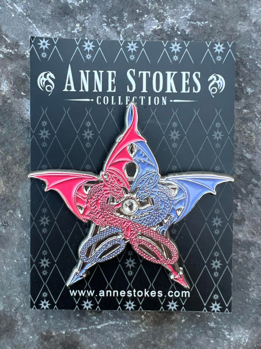 Pentagram Draak door Anne Stokes Emaille Pin (Blauw &amp; Rood)
