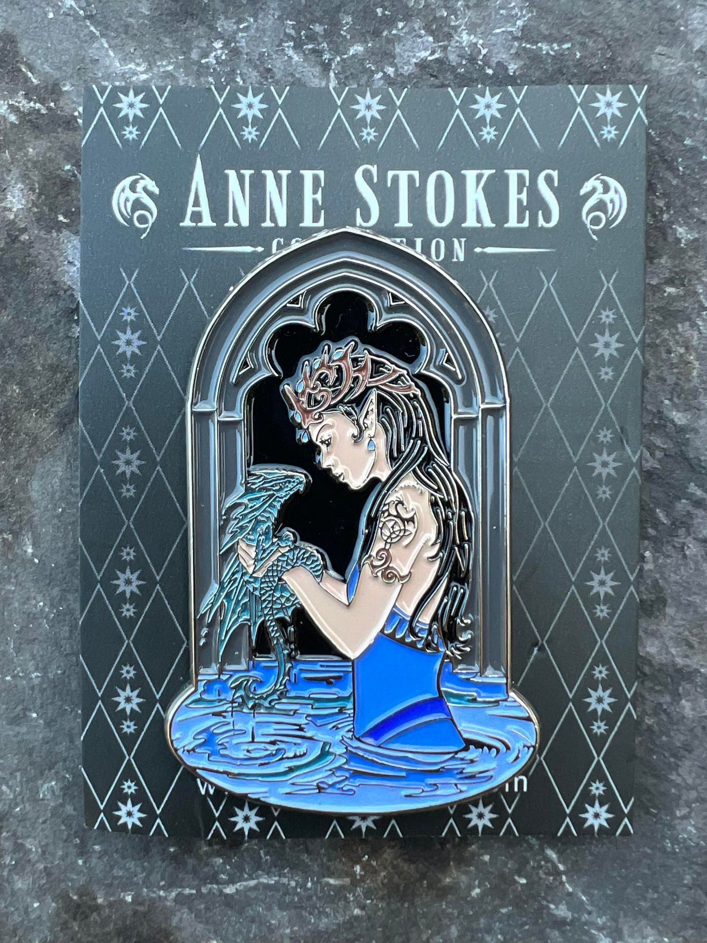 Water Dragon af Anne Stokes, Enamel Pin