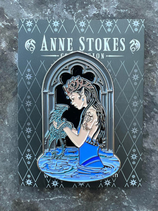Waterdraak van Anne Stokes, emaille pin